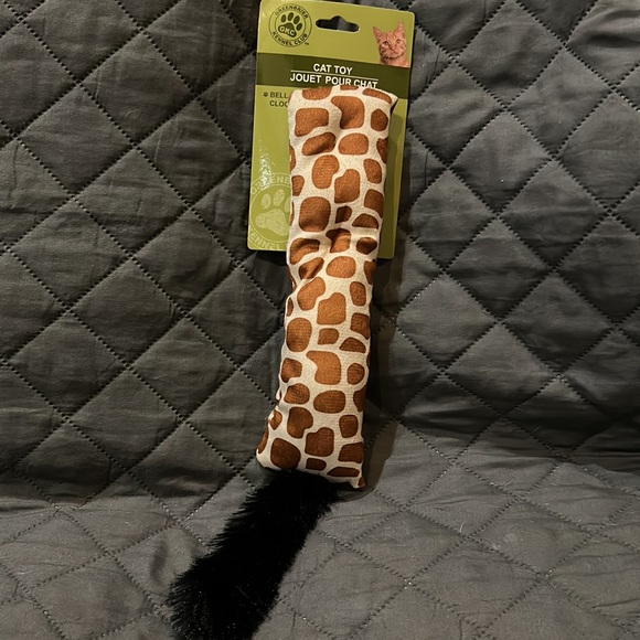 Giraffe print toy with faux fur has jingle bell inside - Picture 5 of 6